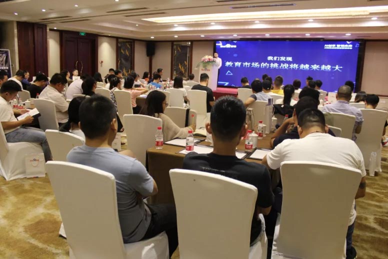 AI創(chuàng)享 智領(lǐng)未來(lái)——AI賦能創(chuàng)新百度營(yíng)銷(xiāo)峰會(huì)圓滿落幕